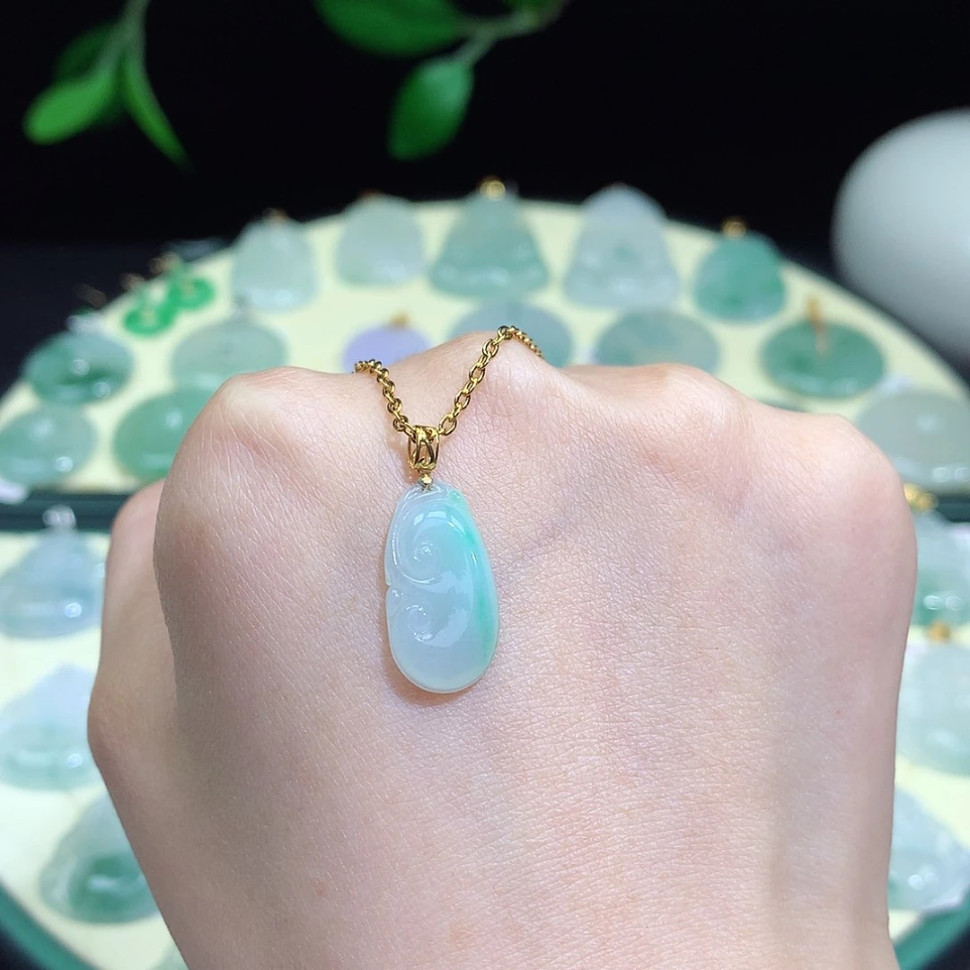 翡翠18K金镶嵌颈饰如意