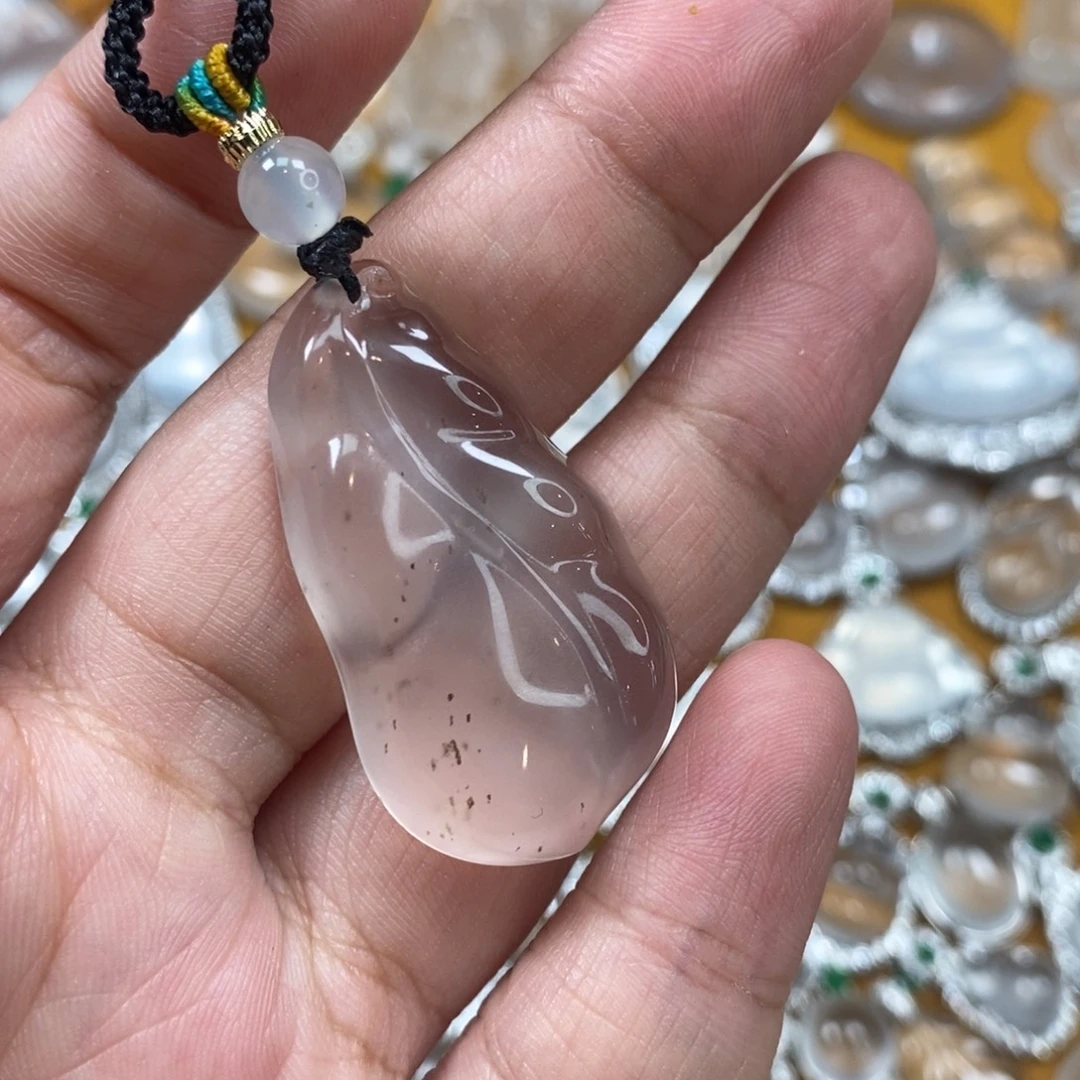 石英质玉未镶嵌颈饰羽毛