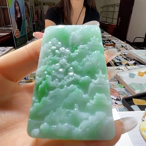 翡翠未镶嵌颈饰一个