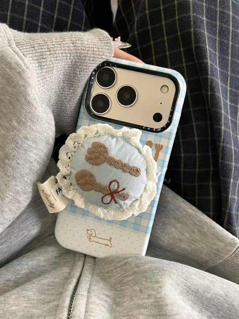 韩风蓝白格纹刺绣刀叉抱枕磁吸适用iPhone17pro手机壳苹果16Pro