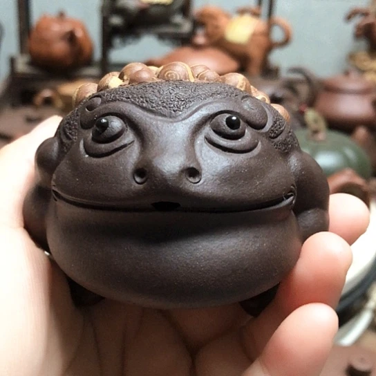 紫砂茶壶既可作盖置又可作茶宠会吐泡泡