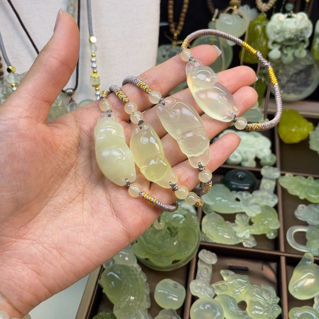 蛇纹石玉未镶嵌颈饰随机发