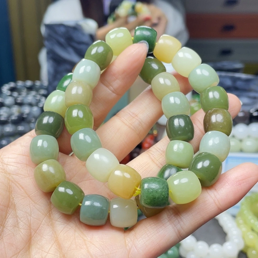 未镶嵌手链和田玉拍一发一，多样性发货，有瑕疵，介意勿拍