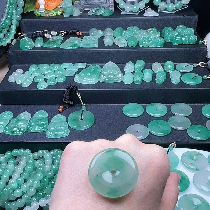 果***子石英质玉未镶嵌颈饰