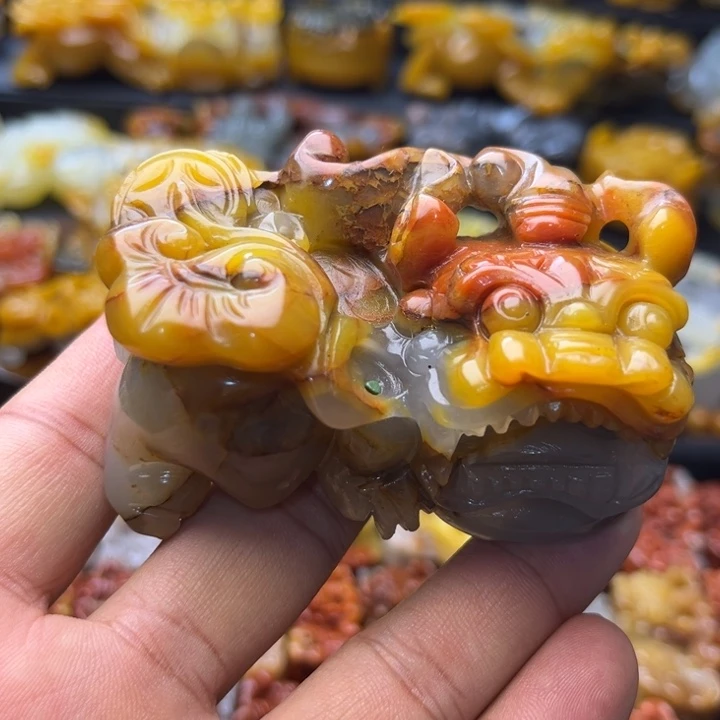 石英质玉（黄龙玉）未镶嵌颈饰