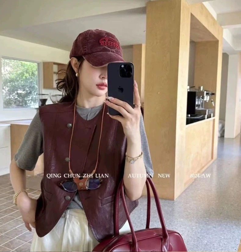 复古PU皮衣马甲女外穿外套早秋新款今年流行安可拉红百搭无袖坎肩