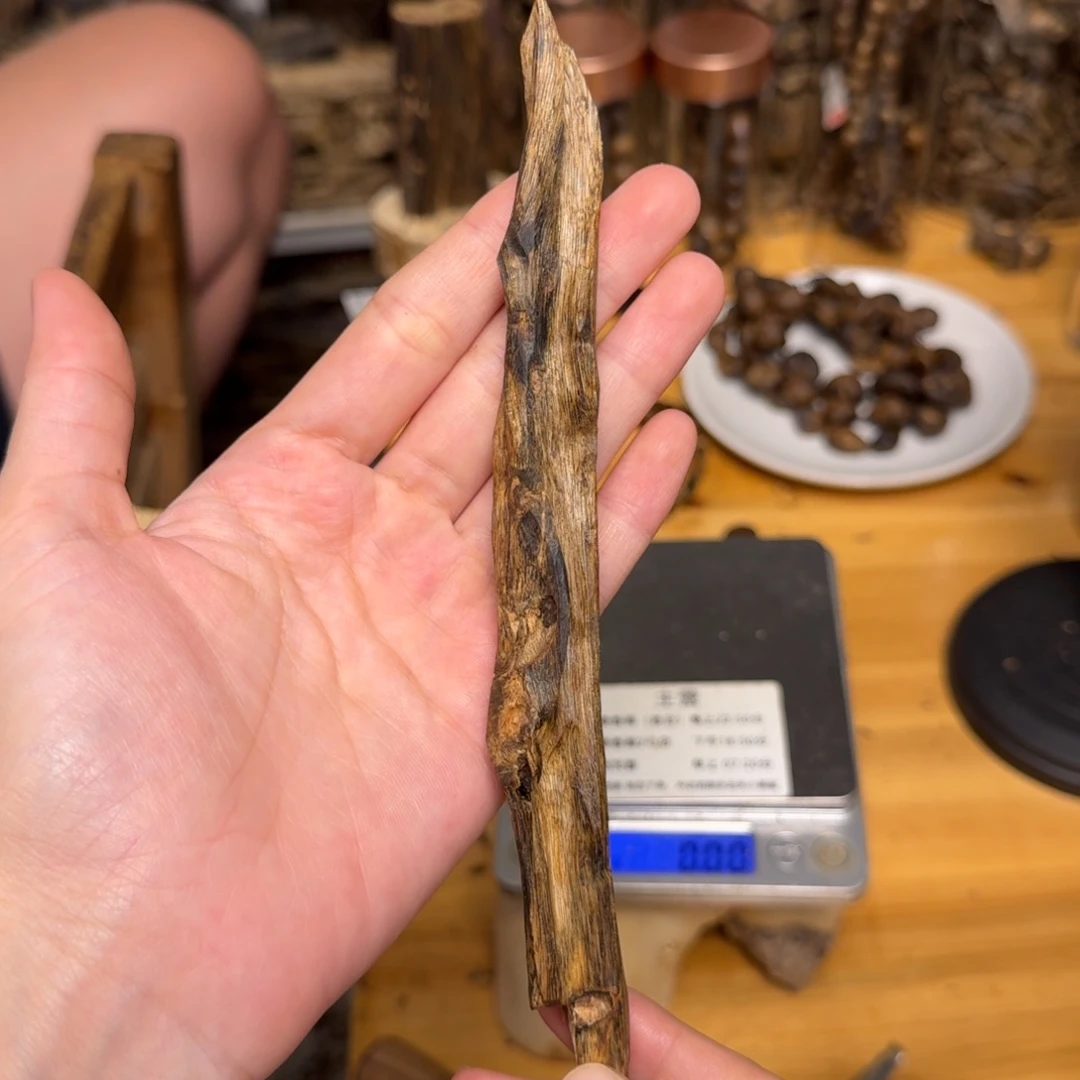 沉香碎屑沉香蓝宝石块料15克