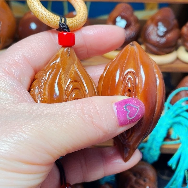 把件橄榄核八**了两颗四面