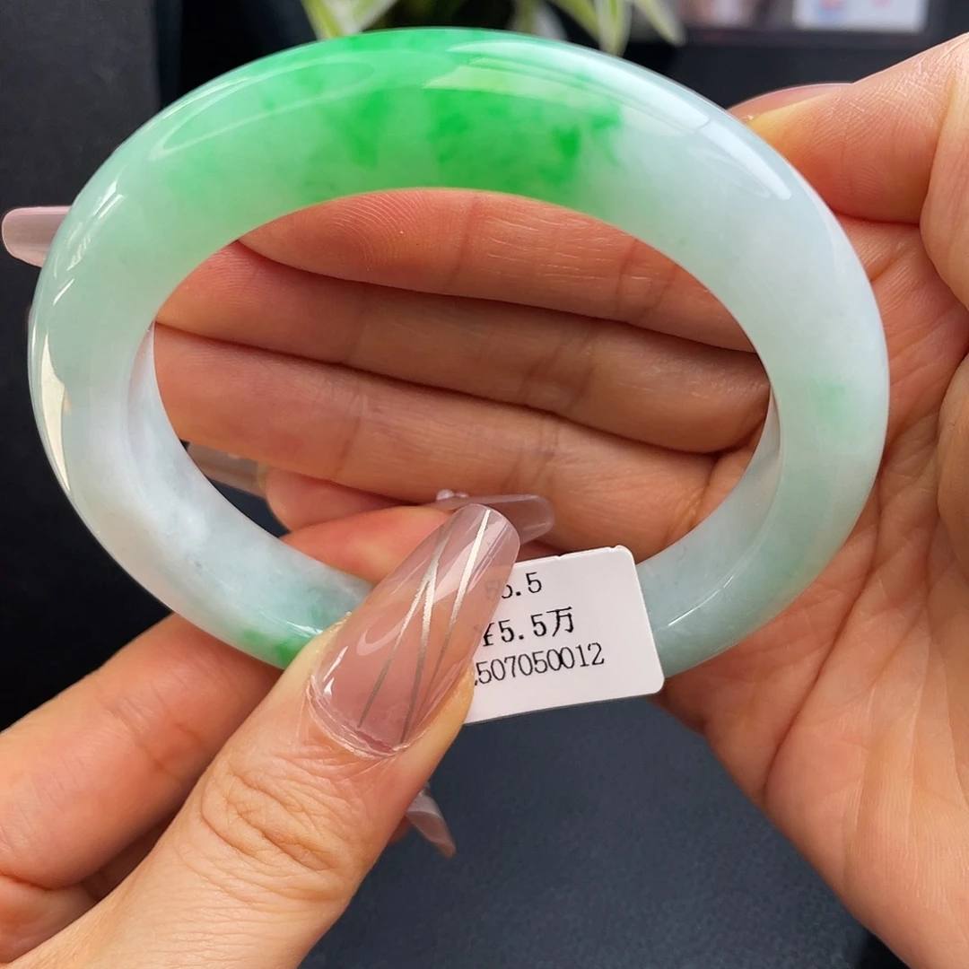 翡翠未镶嵌手镯55.5圈白底青手镯