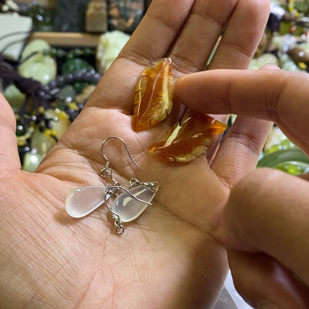 岫玉未镶嵌手镯耳环两对
