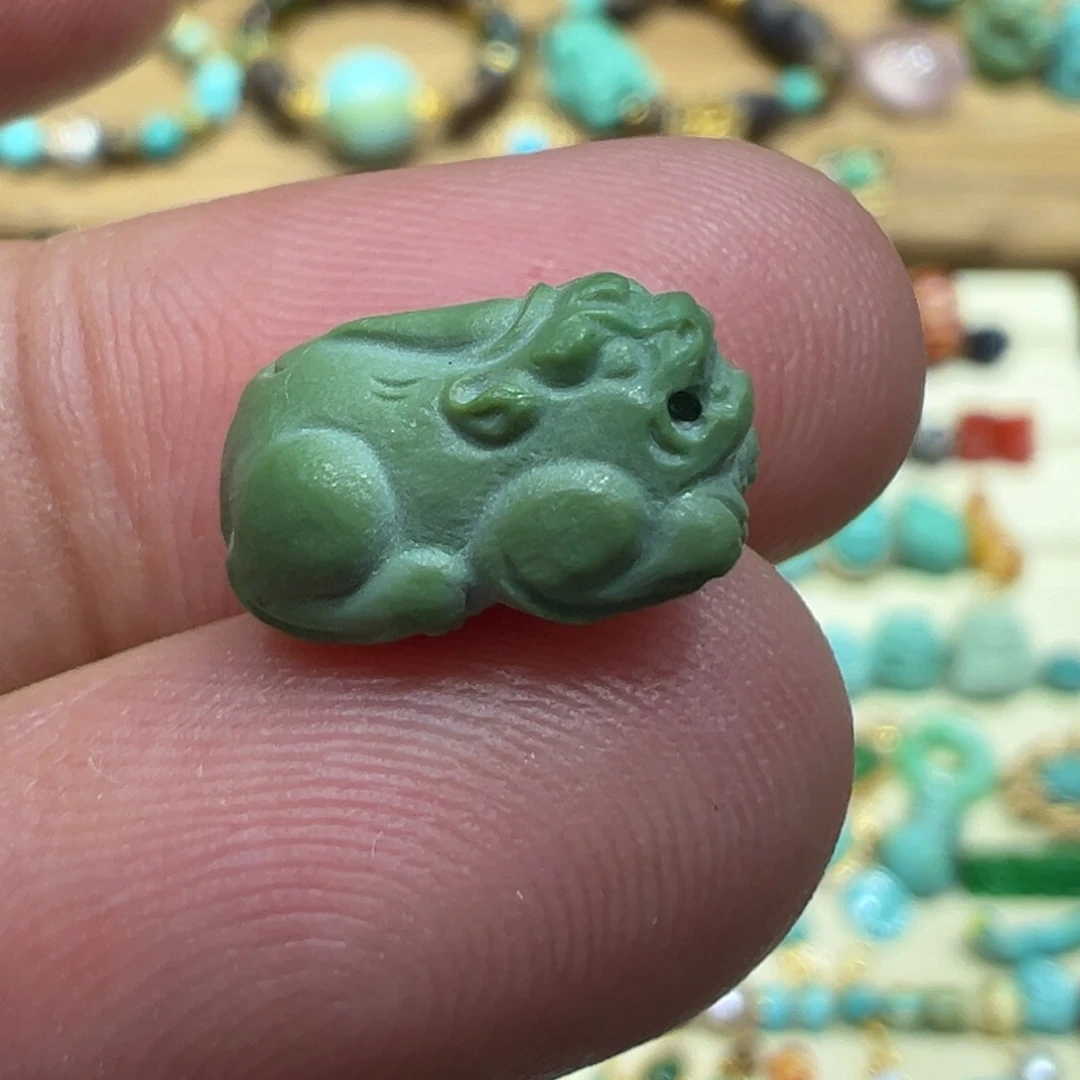 绿松石未镶嵌颈饰貔貅