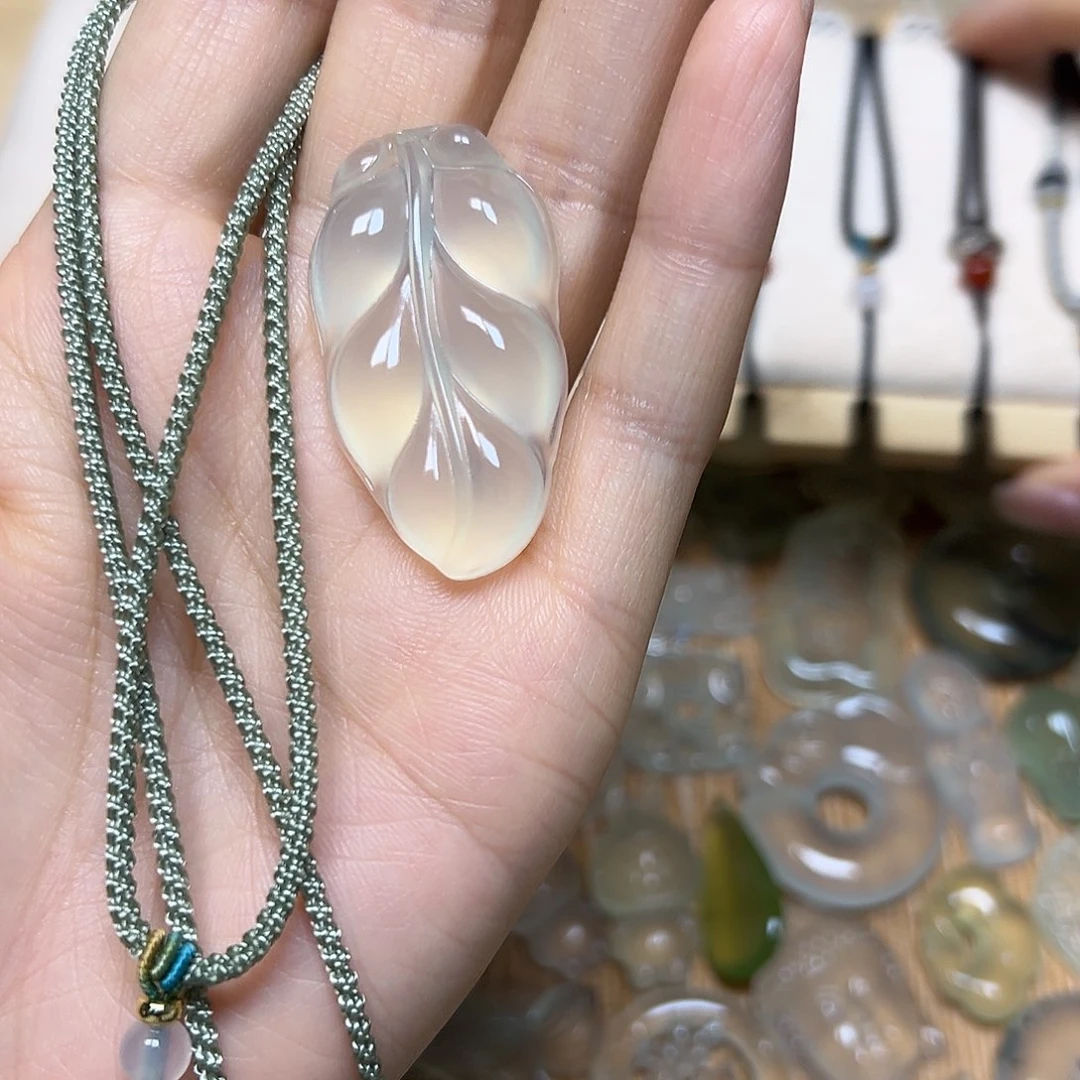 星***行蛇纹石玉未镶嵌颈饰