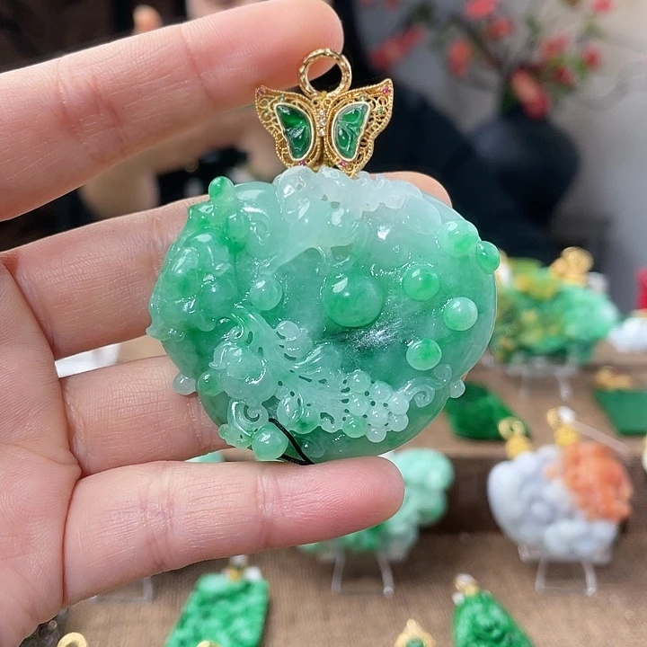 翡翠未镶嵌吊坠(赠链)