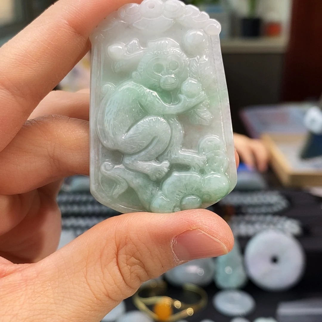 翡翠未镶嵌颈饰猴