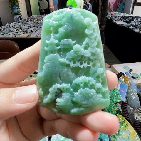 翡翠未镶嵌颈饰一个