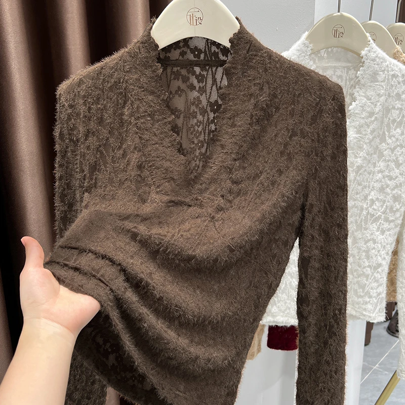 美拉德咖色花朵蕾丝打底衫女秋冬软糯磨毛内搭小衫波浪边V领上衣