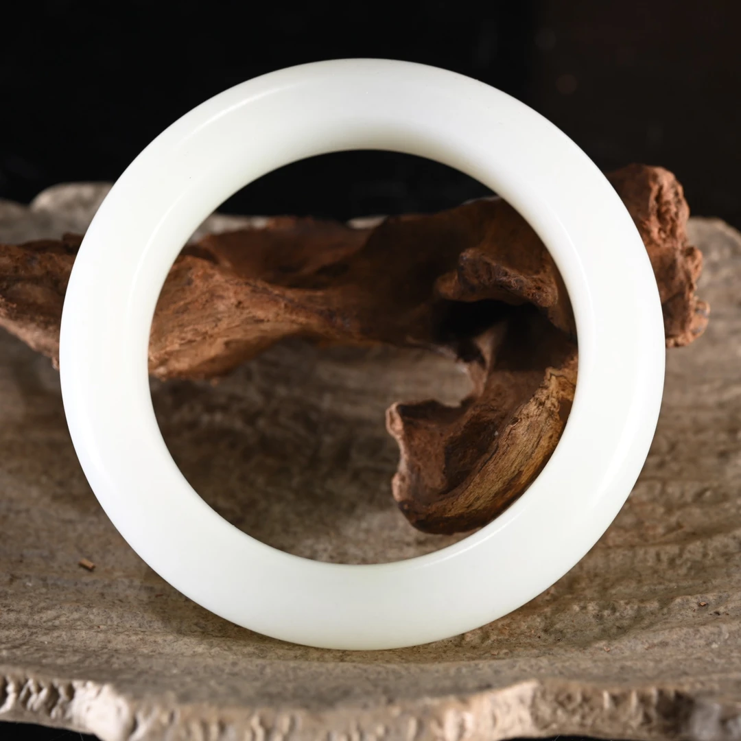 lot8851 2510200001和田玉手镯圈口57.5/保利