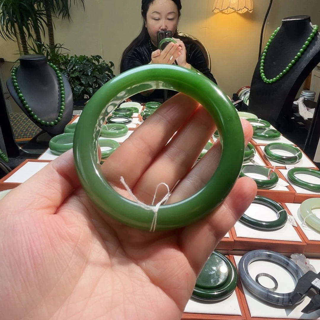 未镶嵌手镯和田玉俄七聚红皮61圈口