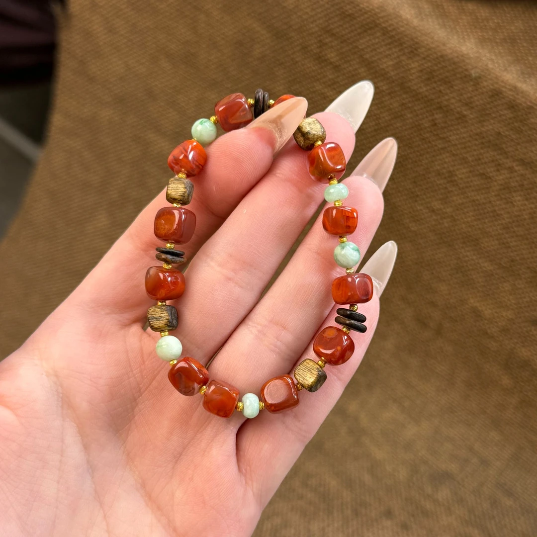 【这抹红太有老物件的味道了】南红火焰纹手串+18K金珠