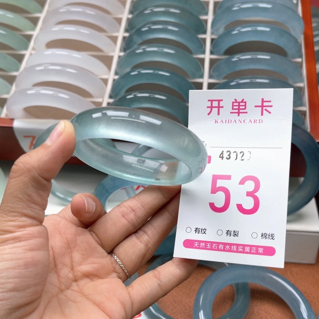 伊***^未镶嵌手镯石英质玉