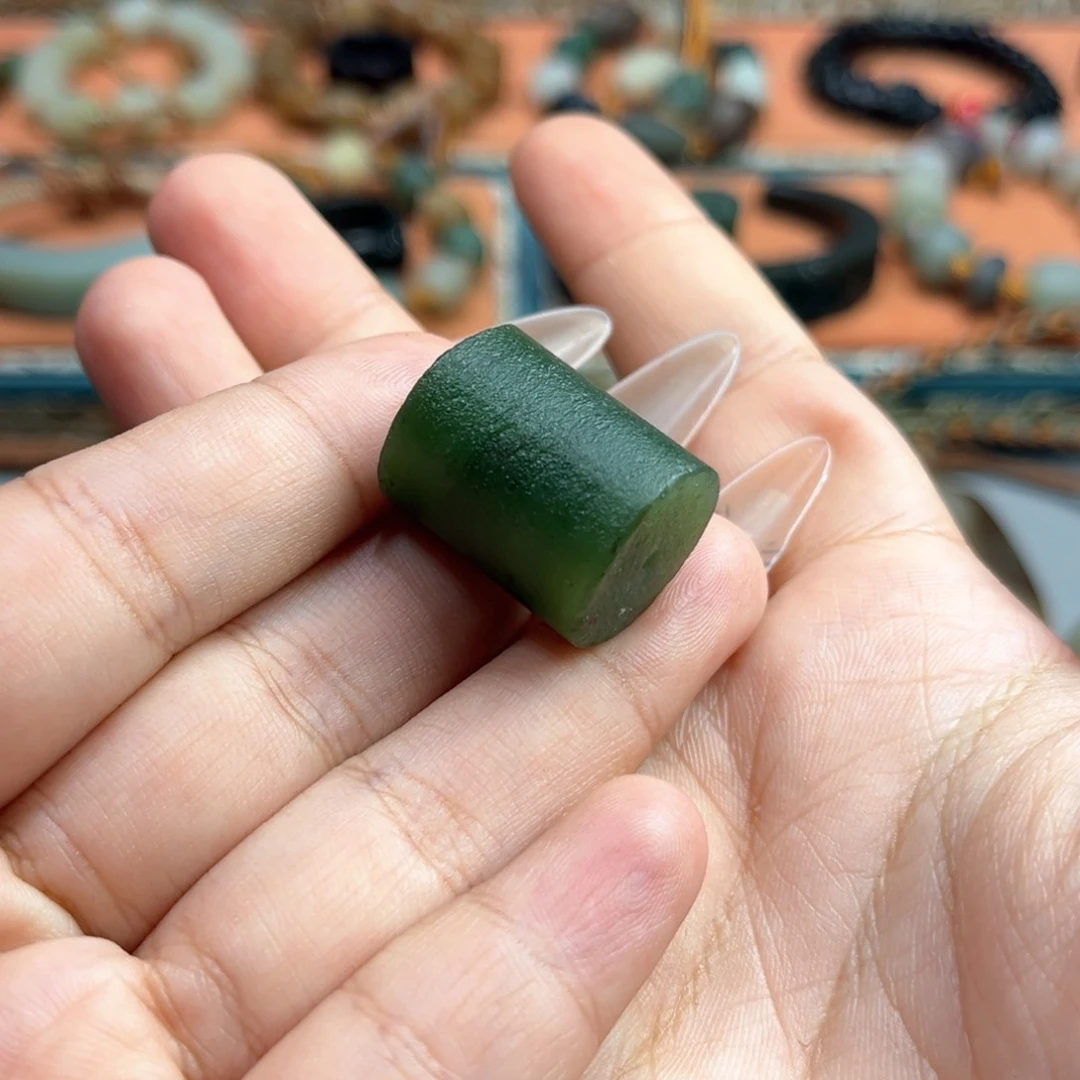 和田玉未镶嵌颈饰老*赵