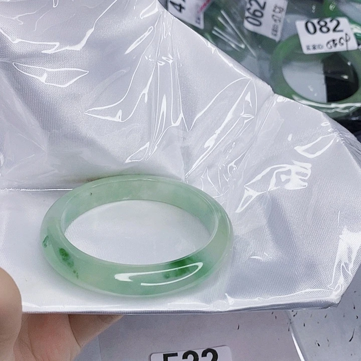 翡翠未镶嵌手镯一图一物实物为准（微瑕处理）