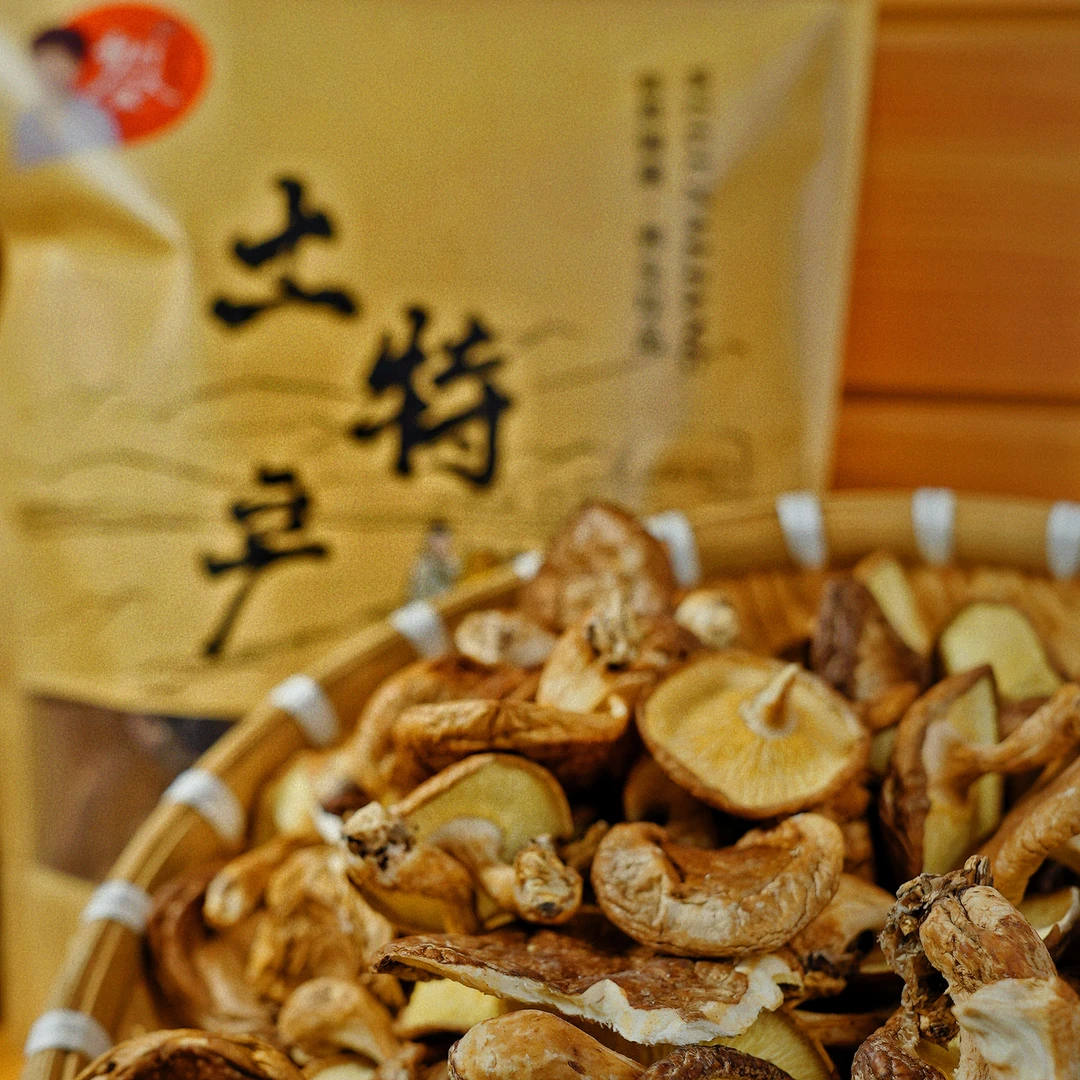 乡村赵大姐椴木香菇