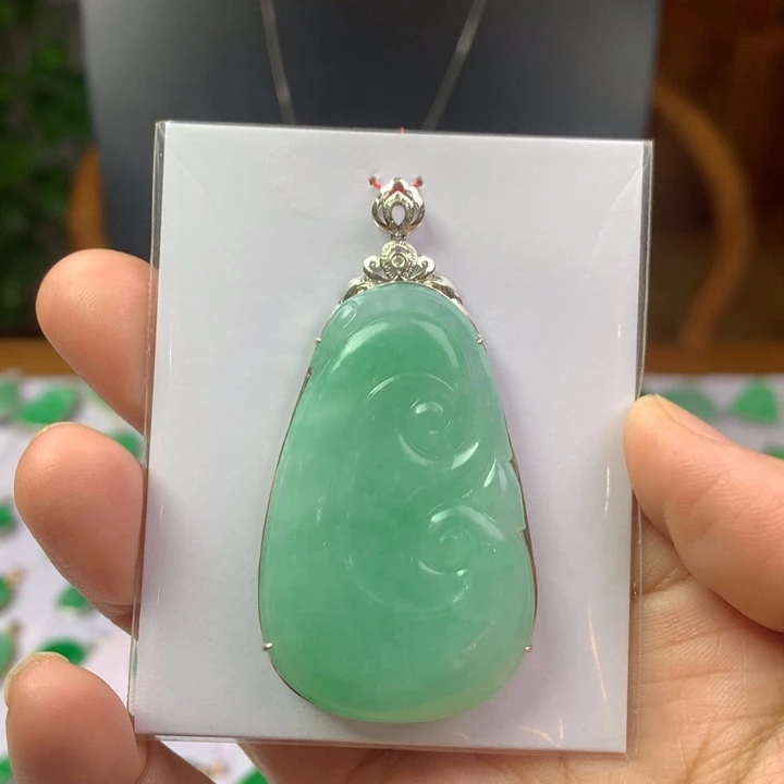 肉****翡翠18K金镶嵌颈饰翡翠吊坠