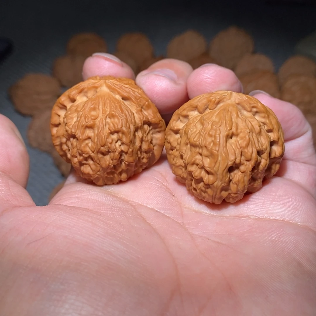 吊坠桃核38球白白狮子