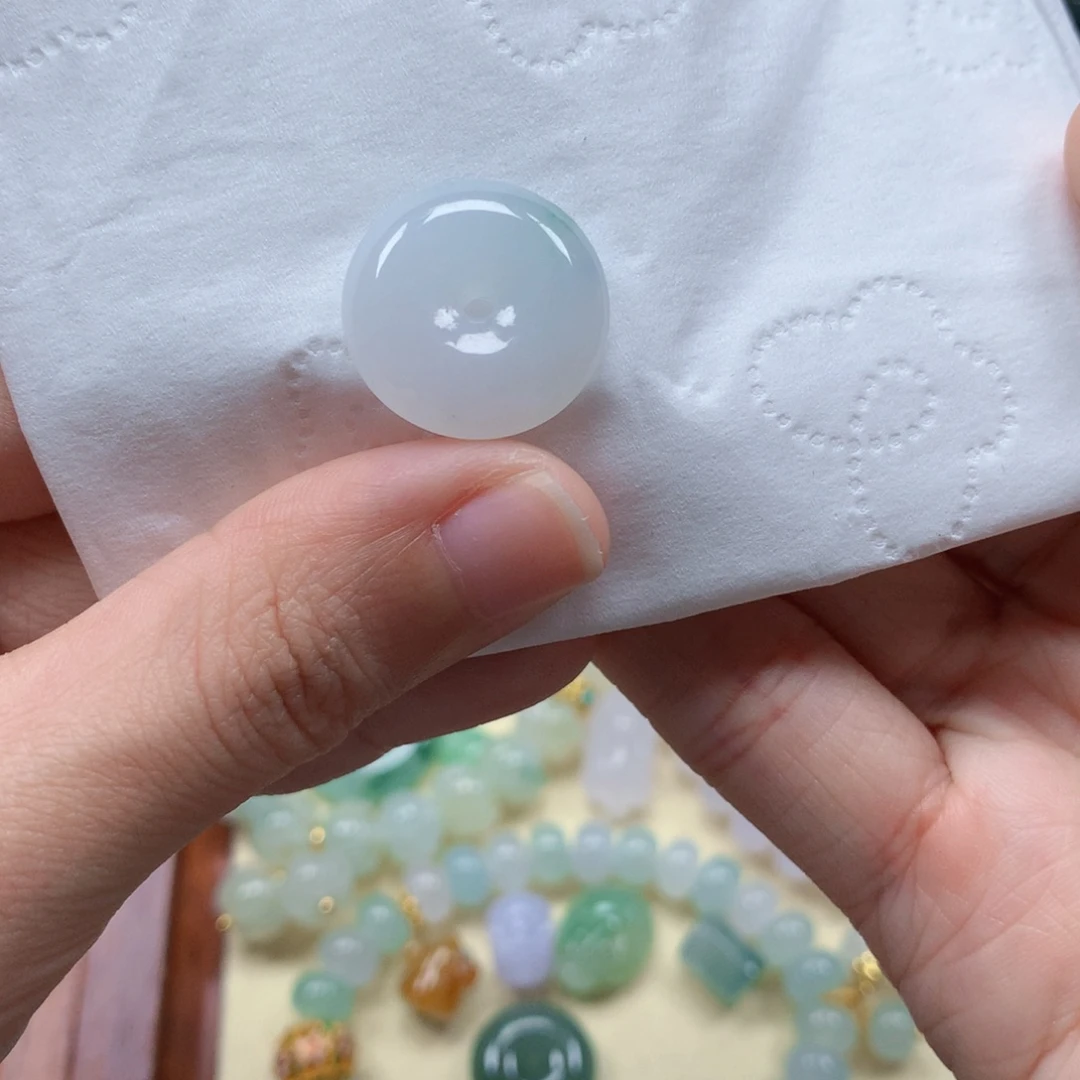 翡翠未镶嵌颈饰是