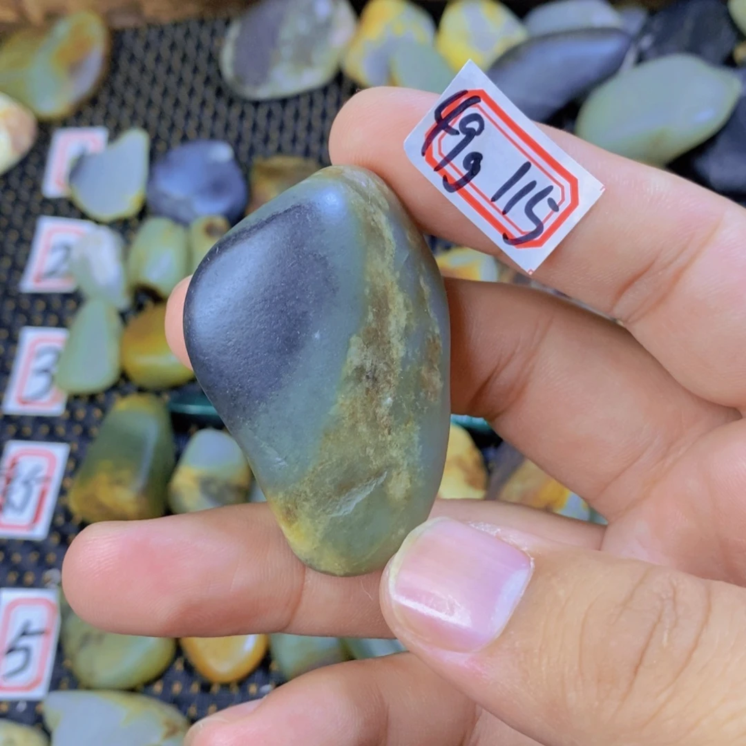 颈饰未镶嵌和田玉（糖玉）