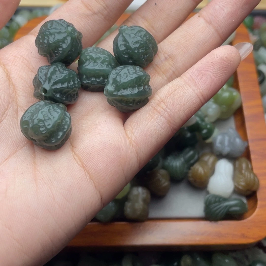 和田玉未镶嵌颈饰花****?