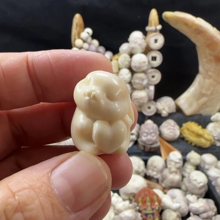 非金属配饰鹿角雕刻小兔