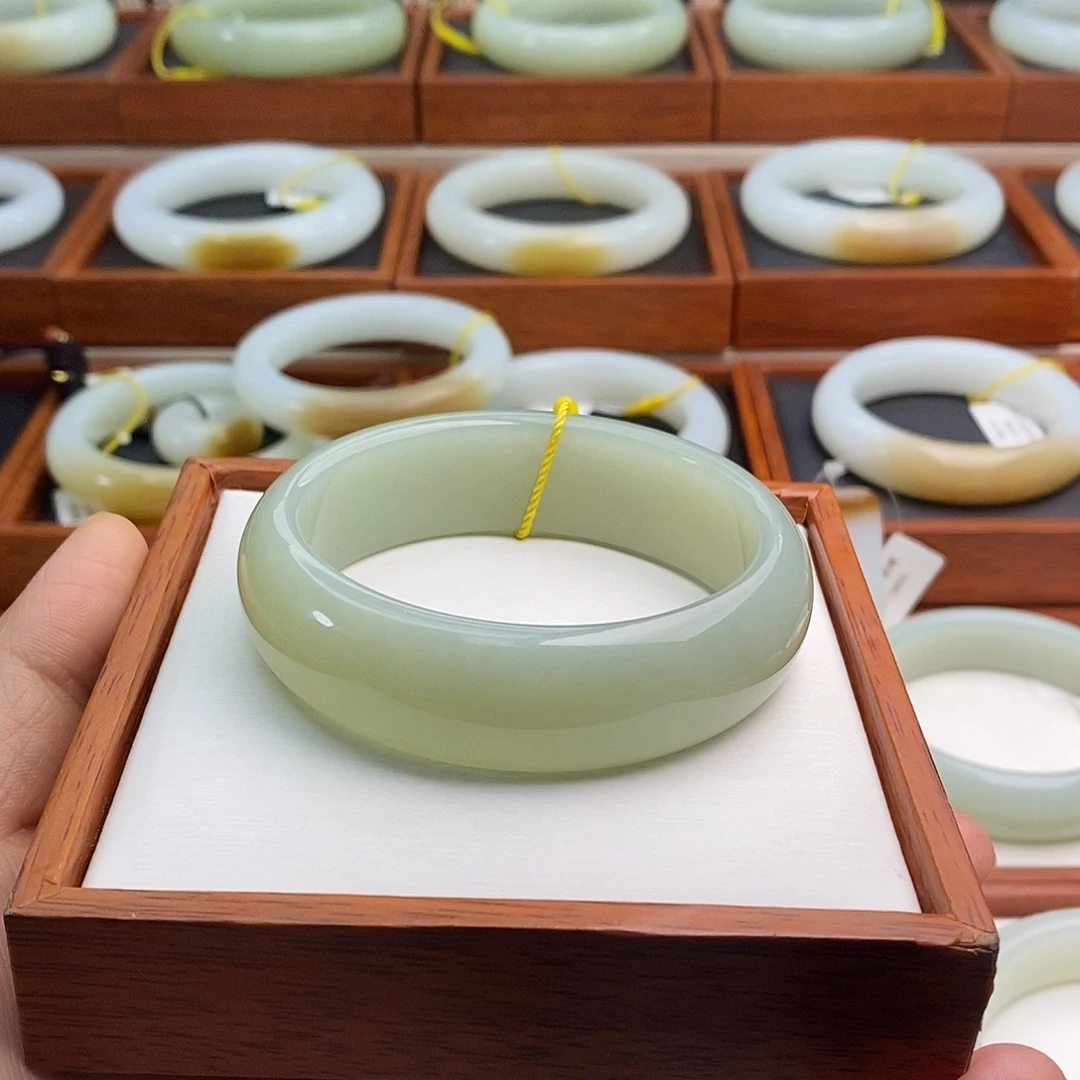 和田玉手镯未镶嵌百*果