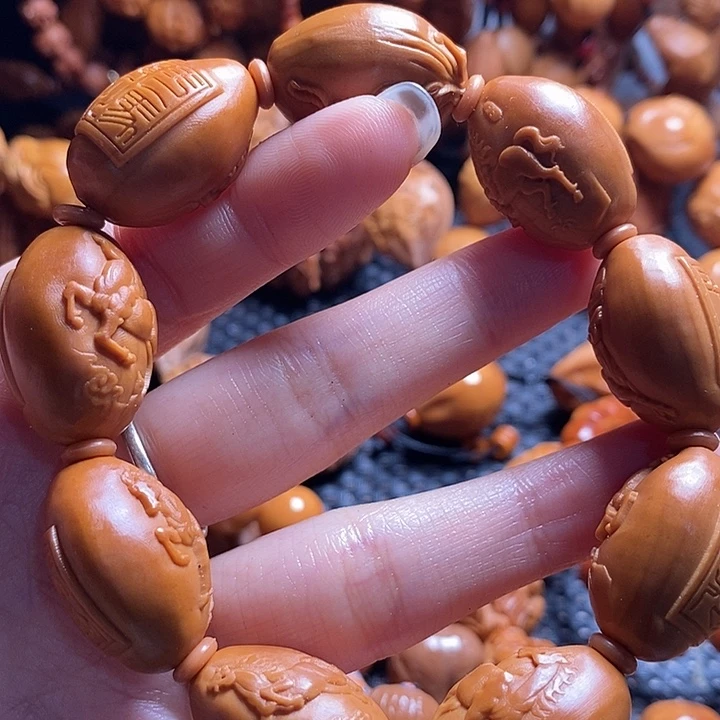 吊坠橄榄核八骏图