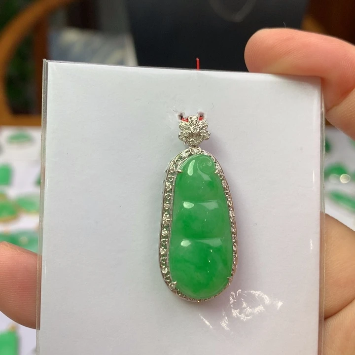 翡翠18K金镶嵌颈饰翡翠吊坠
