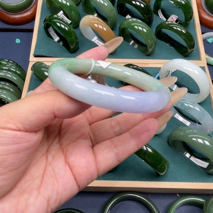 翡翠手镯未镶嵌翡翠手镯