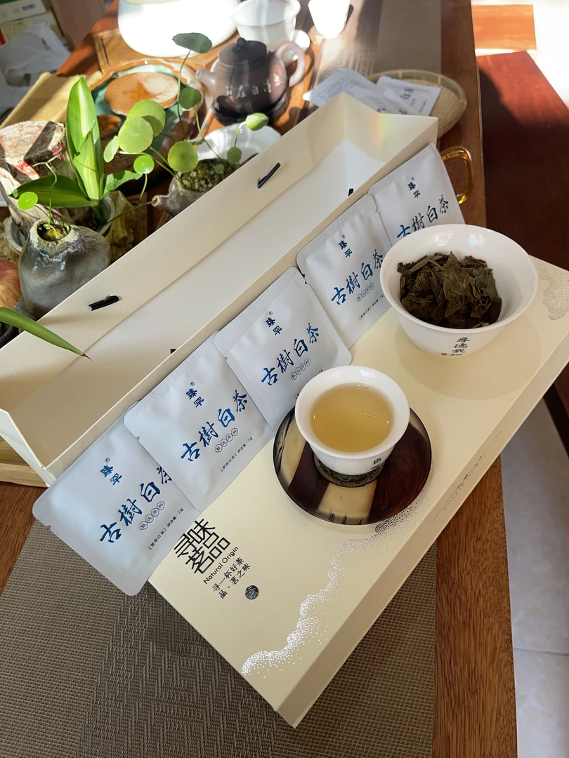 云南古树白茶一级白茶，自然香甜，口感清爽厚实，一袋上等生普洱