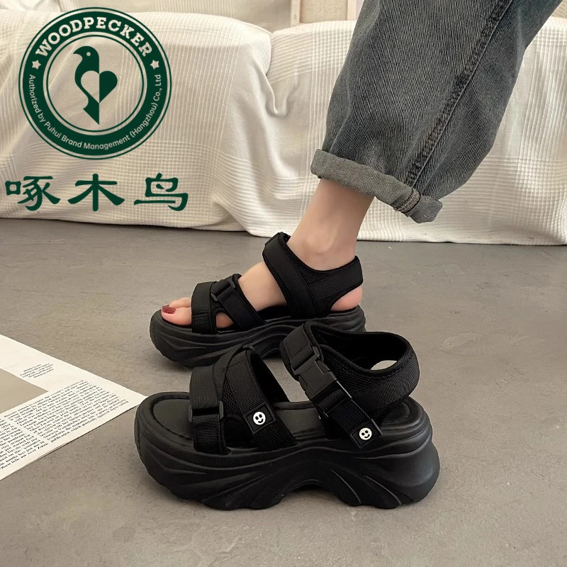 啄木鸟爆款超火厚底运动凉鞋女外穿高级感2025新款坡跟沙滩罗马鞋