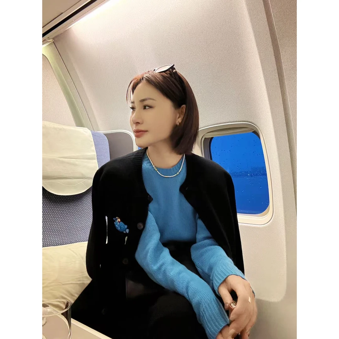 【荣姐精选】圆领后三角蓝毛衣