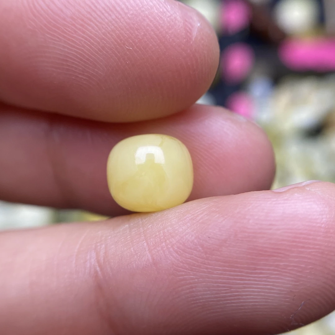 蜜蜡胶皮鸡油黄老型配饰8.7×7.6mm，保天然无优化杂裂，