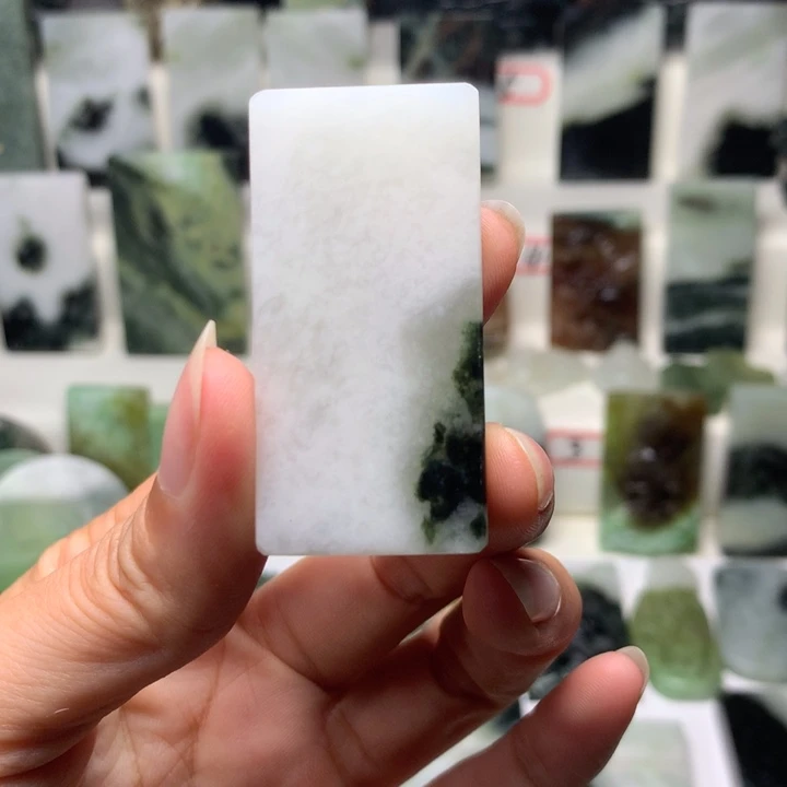 独山玉未镶嵌颈饰