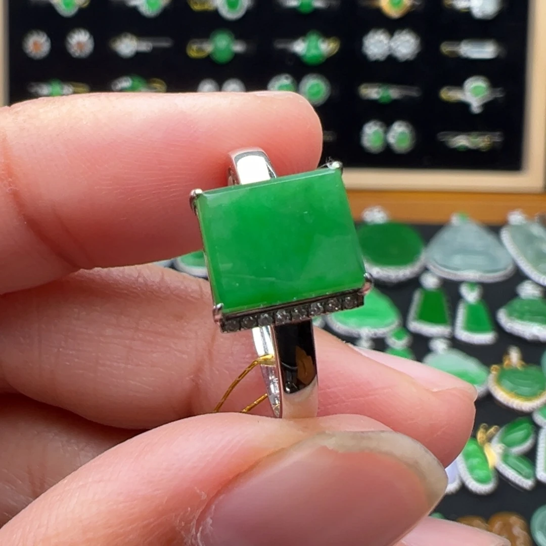 翡翠18K金镶嵌颈饰戒指