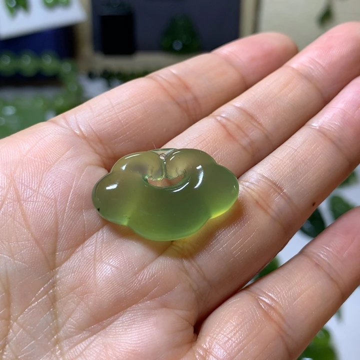 岫玉未镶嵌颈饰吊坠