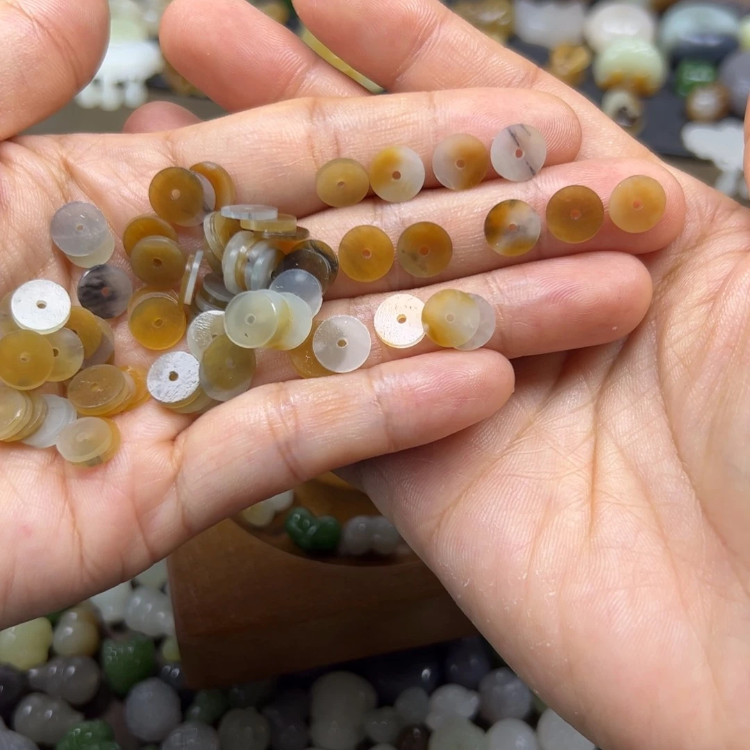 和田玉未镶嵌颈饰多样性发其一