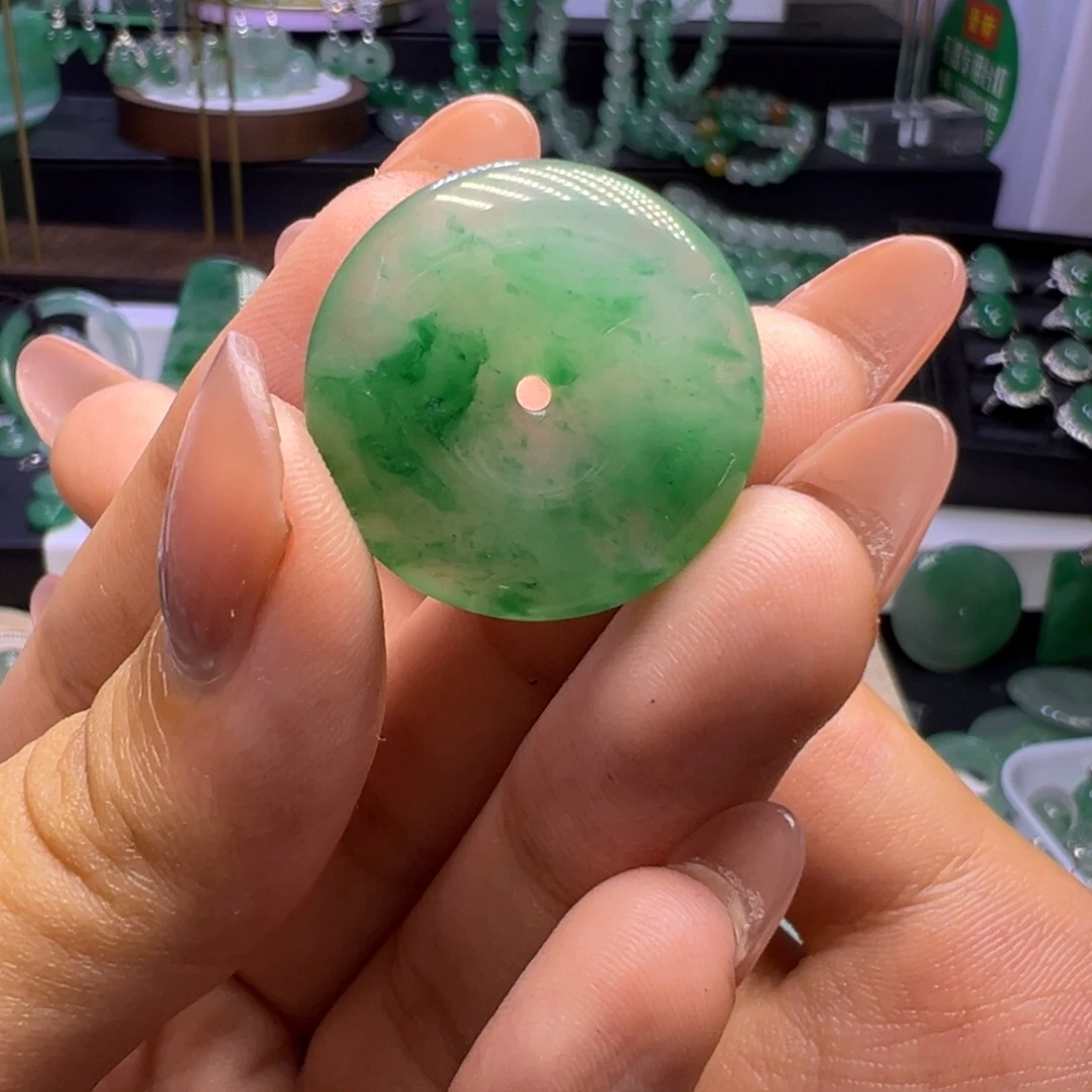 颈饰未镶嵌石英质玉（非洲翠）