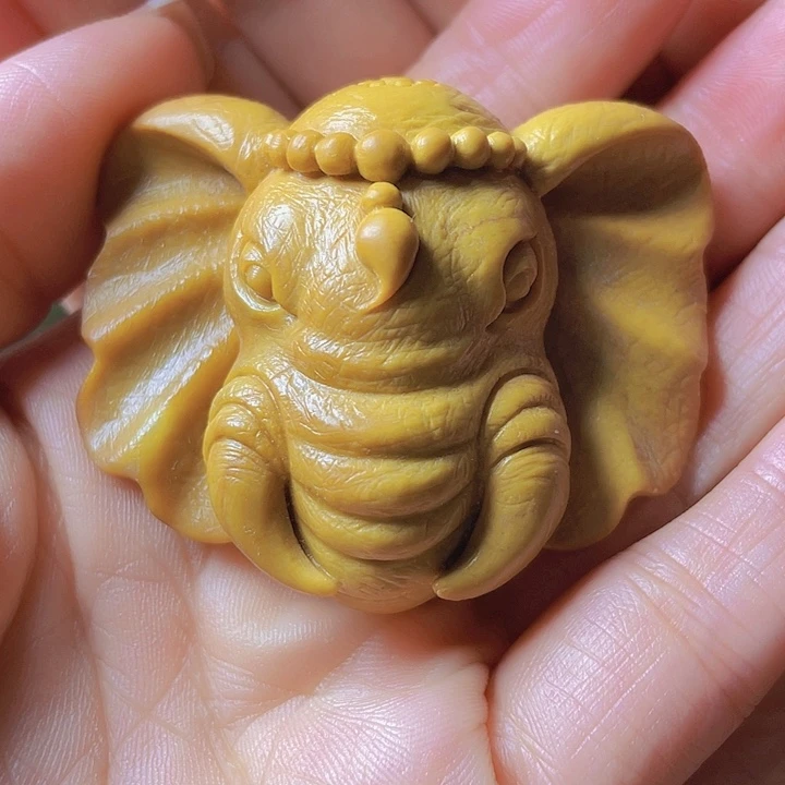 未镶嵌岫岩河磨玉（透闪石质玉）把件