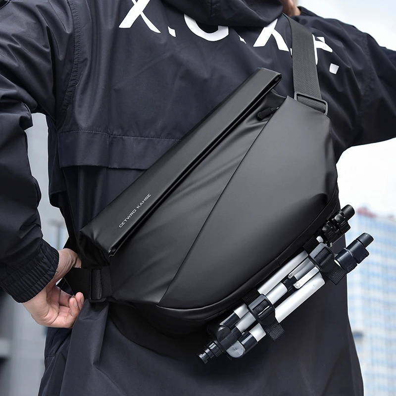 男士斜挎包通勤包胸包男款邮差包骑行包机车背包运动单肩包