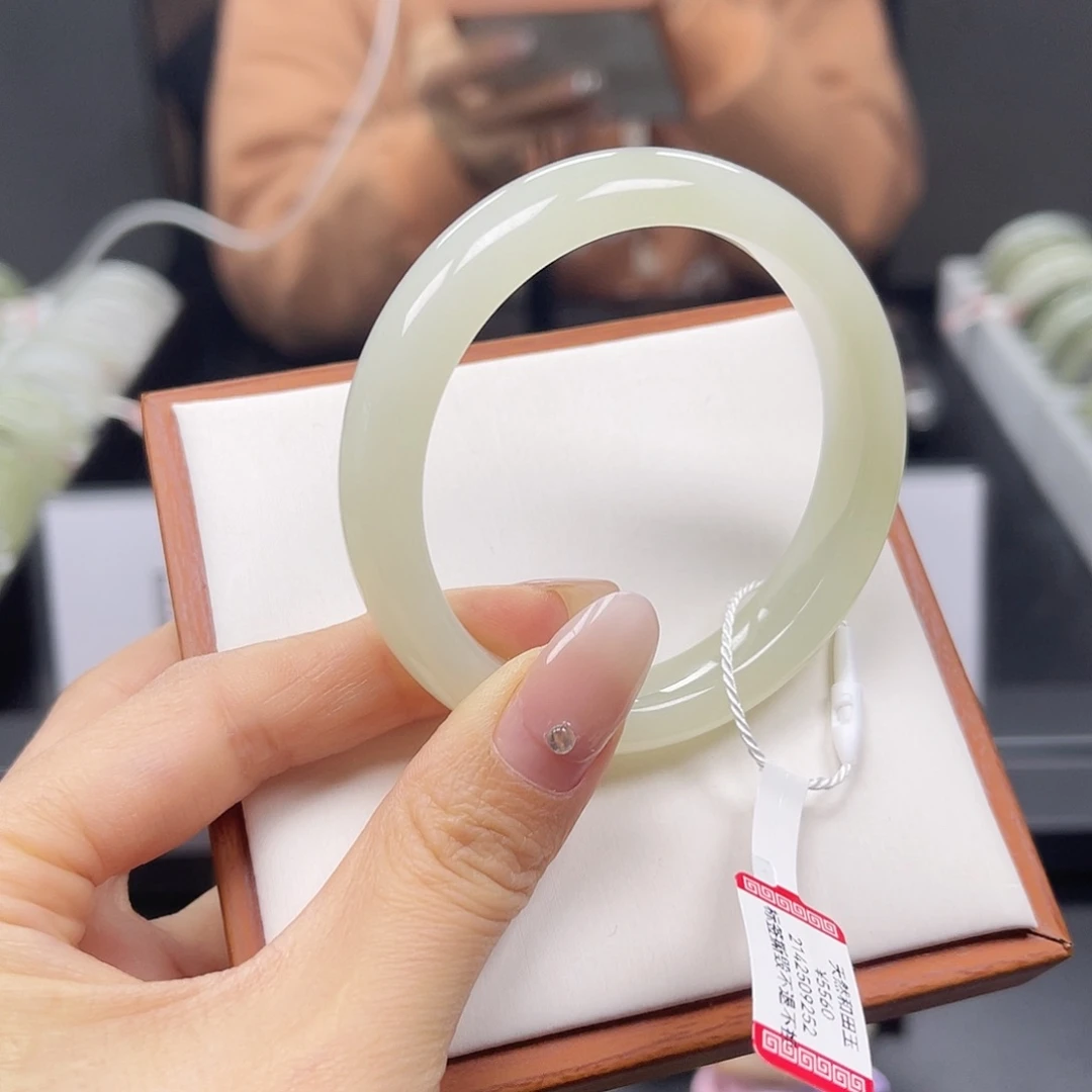 和田玉未镶嵌手镯