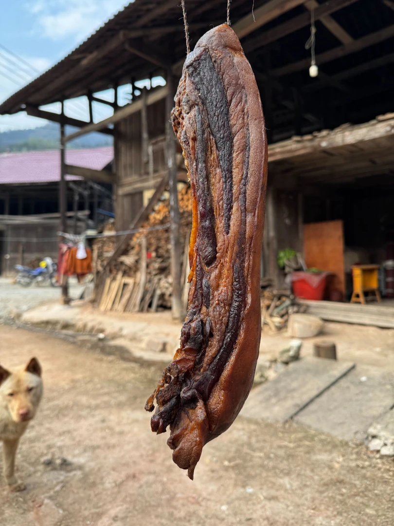 湖南农家柴火烟熏纸包腊肉